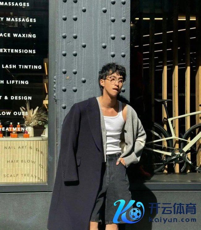 伊能静女儿恩利再穿女装 妆容精细色调柔媚